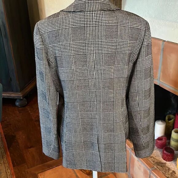 Bloomingdale’s black, white, and silver threaded wool blazer, size 12P! - Picture 6 of 10